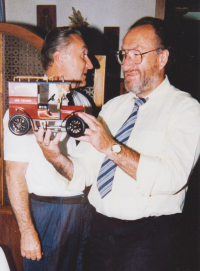 Herbert a Ernst Pollmann s dárkem, který dostali ke 100. výročí založení firmy v roce 1988