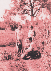 Jaroslav Drápal (vlevo) s matkou (vpravo) a tetou (vlevo), 30. léta