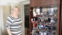 Jaroslava Páričková uchováva ocenenia celej rodiny. Každý člen rodiny má svoju poličku