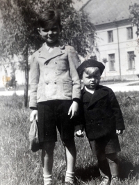 Radomír a Václav Horákovi v Bedihošti, 1938, pamětník na fotce vpravo