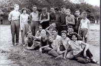 Oddiel lyžiarov - bežcov počas letnej prípravy. Jaroslava Páričková ležiaca uprostred s copíkom. 