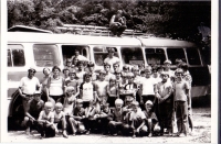 Lyžiarsky oddiel pred autobusom počas letného sústredenia na Richňave