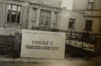 Plakát oznamující studentské představení ve Smiřicích, konec 40. let