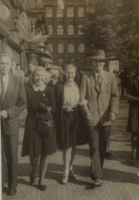 With her university classmates, around the year 1947