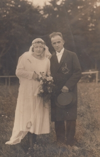 Svatba dědy Adolfa Macha a babičky Marty Koláčné, Bukovina, 1925
