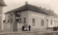 Burget in front of the congregation house in Kroměříž. From the left, mother Františka, sister Milada, Věra, sister Liboslava, father Cyril, second half of the 1920s

