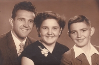 From the right, the witness and his siblings Anneliese (Anna) and Rochus, 1953