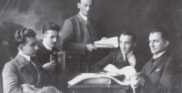 Bratři Pollmannovi s přáteli. Zleva Leopold, Franz, druhý zprava Ernst