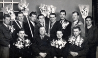 Bratr Stanislav (nahoře, čtvrtý zleva) s kamarády, před vojnou a nástupem k PTP, 1949