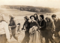 M. Mráčková na bramborové brigádě (třetí zleva), počátek 50.let