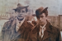 Miroslav Mazaný v době studií na gymnáziu (vpravo)