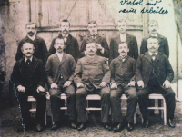 Nejstarší dochovaná fotografie firmy Pollmann, uprostřed v první řadě Franz Pollmann se zaměstnanci