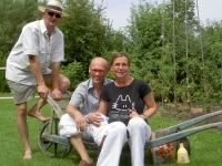 Johannes Gutmann s kolegou Jonem a jeho manželkou Edit v zahradách Botanicusu v roce 2004