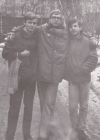 Žáci základní školy v Čáslavi, zleva Jan Hammer, Vladimír Rychlovský a bezpečnostní poradce Andor Šándor, 70. léta