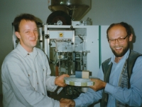 Johannes Gutmann (vlevo) s Tomášem Mitáčkem při slavnostním zahájení balení čajů v nálevových sáčcích ve firmě Sonnentor v roce 1997