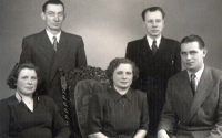 Sourozenci Miloslavy Mráčkové - zleva sestry Růžena a Jarmila, bratr, stojící jsou manželé sester
