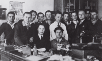 The witness's father Ernst Pollmann Sr. with his students