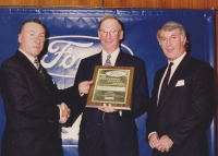 Zvláštní pocta ke 100. výročí založení firmy – Pollmann získává ocenění Q1 firmy Ford jako vynikající dodavatel. Na fotce zleva Ernst, generální ředitel Fordu Bill Hayden, Peter Tubbs
