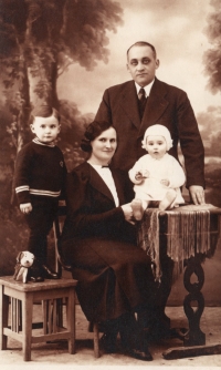 Slávka Chlumská with her parents and a brother in 1937