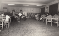 Dušan Leitgeb (u kapely v kostkované košili) v klubu v Dědicích u Vyškova (rodiště Klementa Gottwalda) na konci 70. let 20. století