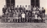 Školní fotografie Sudice, rok 1944, první třída, Jaroslava Smetanová v první řadě čtvrtá zprava
