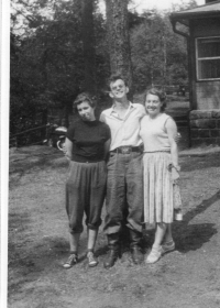 S manželem, pamětnice vpravo, Lovosice, 1956