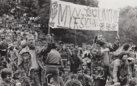 Dušan Leitgeb (drží transparent vpravo) se svým svatebním svědkem Miroslavem Víchem na Vojšickém slunovratu, 1982