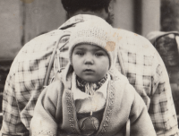 Syn Dušana Leitgeba na jeho zádech, polovina 80. let 20. století