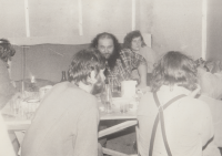 Dušan Leitgeb v kostkované košili na trampském setkání, 80. léta 20. století