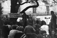 Dušan Leitgeb (vpravo od nápisu) na Strážnických slavnostech, kde slavil narození svého syna Lukáše, 1983