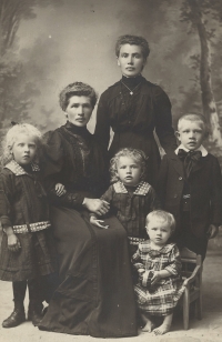 Emílie Kalousová, later a war widow, in 1916 with her sister and children (from left) Božena, Marie, František (1911-1968)
