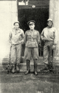 Hraničná v roce 1945 - otec Josef Stingl (uprostřed) s americkými vojáky