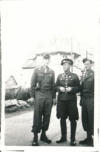 Hraničná v roce 1945 - otec Josef Stingl (uprostřed)