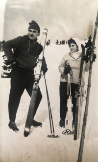 Manželé Dvořákovi na lyžařském výletě v Krkonoších