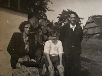 Vladimír s adoptivními rodiči manželi Dvořákovými, 50. léta