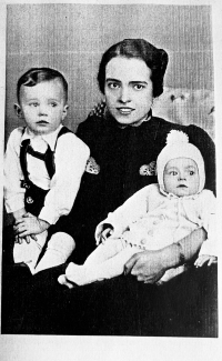 Astrid Kostelníková with her mother and brother