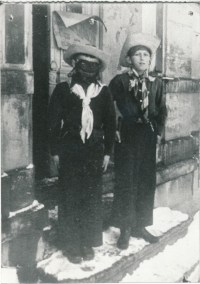 Josef Stingl (vpravo) v kostýmu - počátek 50. let