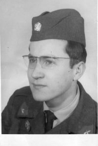 Pamětník v uniformě vojáka základní vojenské služby v roce 1962