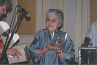 Lydia Tischlerová accepts the award for her work for European psychoanalytic psychotherapists. Stockholm, 2002