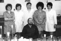 Výzkumný tým Vladimíra Mašína (uprostřed) v Severočeských chemických závodech