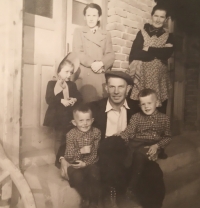 Marie and František Kalous with grandmother and children Zlata, Bohuslav, František, 1944