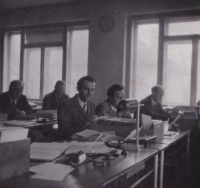 Kancelář podniku Minerva Boskovice, kde se seznámila s budoucím manželem (úplně vlevo)
