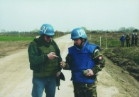 Štefan Jangl ako vrchný pyrotechnik slovenskej misie v Juhoslávií