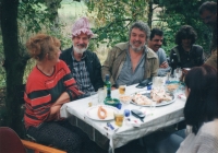 Jaroslav Najman (druhý zleva) během setkání výtvarníků na jeho chatě v Drhlenách, rok 2003