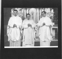 František Radkovský s Markem Janem Bergem a Ludolfem Josefem Kazdou během primiční mše svaté ve Františkových Lázních, 1970