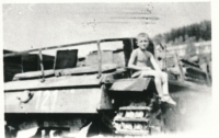 1946 in Hraničná - playing on an abandoned German tank