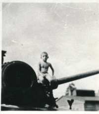 1946 in Hraničná - playing on an abandoned German tank 