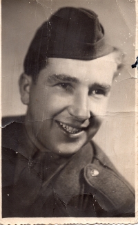 Otec pamětníka na dukelské "tabuli cti", květen 1945