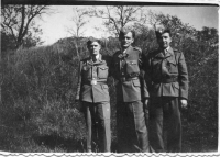 Na rubu napsáno: Levice, 19. V. 1946, po návratu z odminování Dukelského průsmyku, děda (tedy otec pamětníka) první vpravo