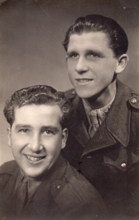 Otec pamětníka (vlevo) s ruským vojákem Igorem, jenž se vracel domů do Buzuluku, znal se s L. Svobodou, květen 1945 